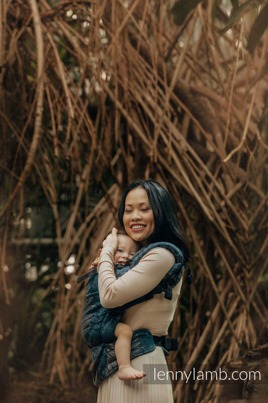 LennyUpGrade bæresele (54% bomull, 46% TENCEL) - RAINFOREST - NOCTURNAL