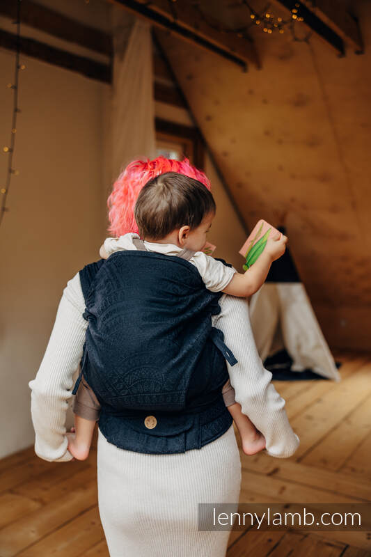 LennyHybrid Half Buckle bæresele, Preschool Størrelse (59% bomull, 41% Merino ull) - PEACOCK'S TAIL