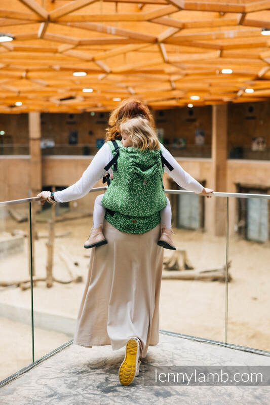 Lennylamb LennyPreschool bæresele, Preschool Størrelse (54% bomull, 46% TENCEL™) - ENCHANTED NOOK - EVERGREEN