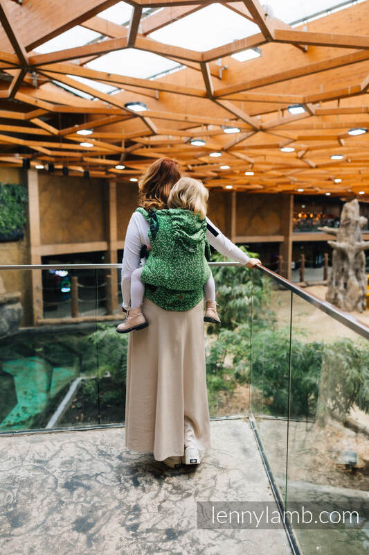 Lennylamb LennyPreschool bæresele, Preschool Størrelse (54% bomull, 46% TENCEL™) - ENCHANTED NOOK - EVERGREEN