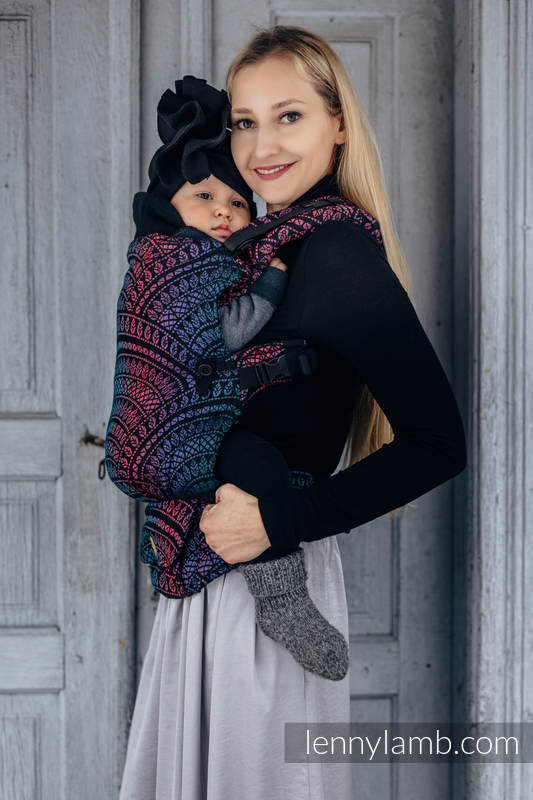 LennyUpGrade bæresele, (60% bomull, 28% merino ull, 8% silke, 4% cashmere) - PEACOCK'S TAIL - BLACK OPAL